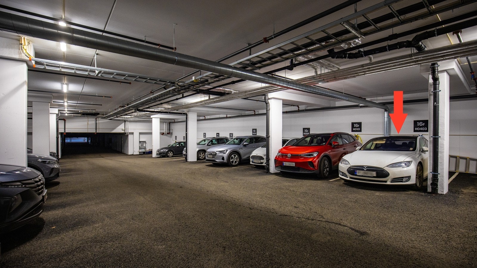 Det følger med egen parkeringsplass - denne er rett i nærheten av inngang til heisen Galleribilde