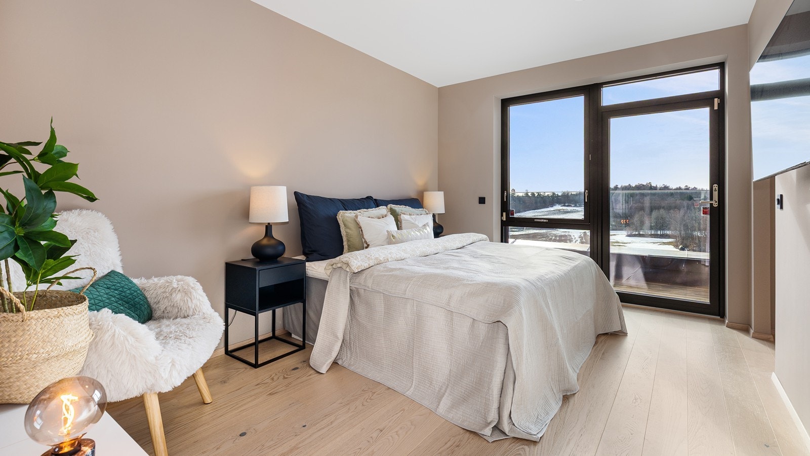 Hovedsoverom - med utgang til terrasse - garderoberom og eget bad Galleribilde