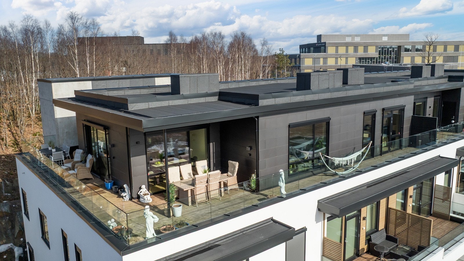 Terrassen går i vinkel som gjør at man har sol fra tidlig formiddag til sen kveld Galleribilde