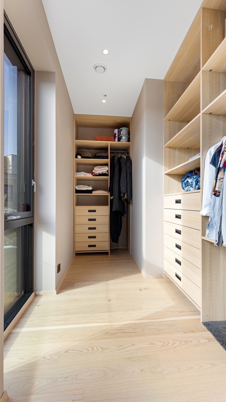 Garderoberom på hovedsoverom - her er det plassbygget garderobe Galleribilde