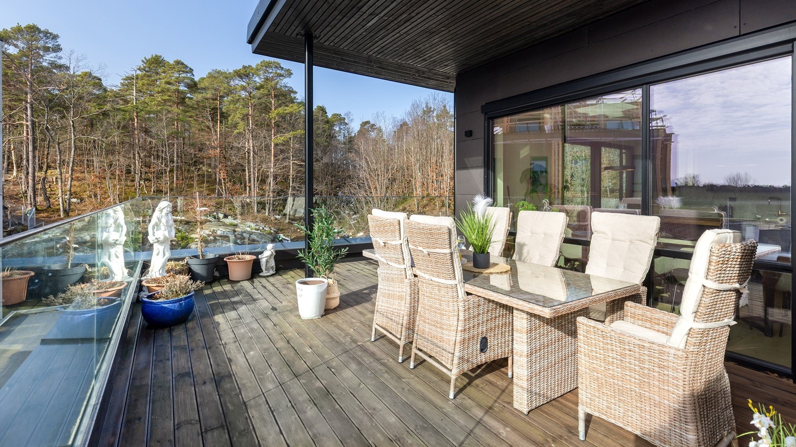 God plass til sittegrupper på terrassen Galleribilde