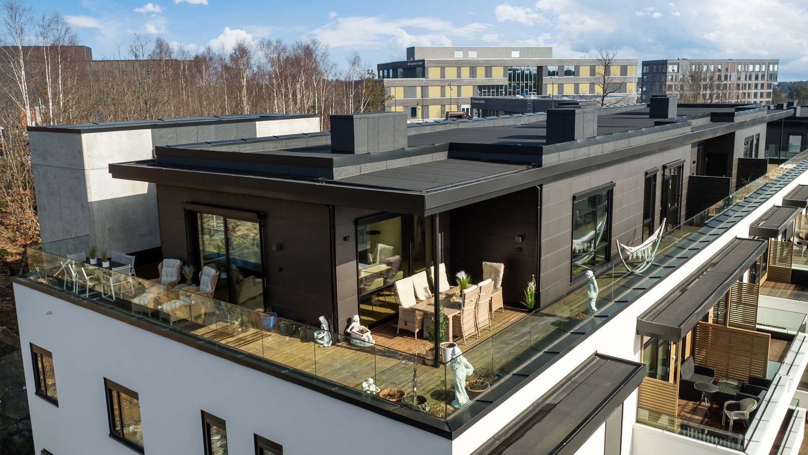 Even Guttormsen i Nordvik presenterer Terje Løvås vei 16F- Toppleilighet med stor terrasse - sol fra tidlig formiddag til kveld - butikker i umiddelbar nærhet - god planløsning - to bad og parkering i parkeringskjeller
Foto: Fokus foto Galleribilde