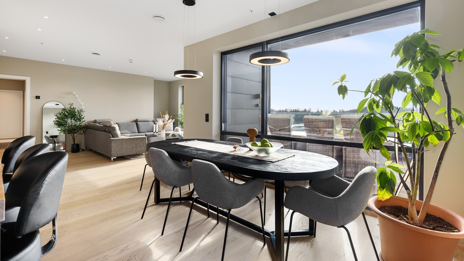 Åpen stue kjøkkenløsning med store vinduer Galleribilde