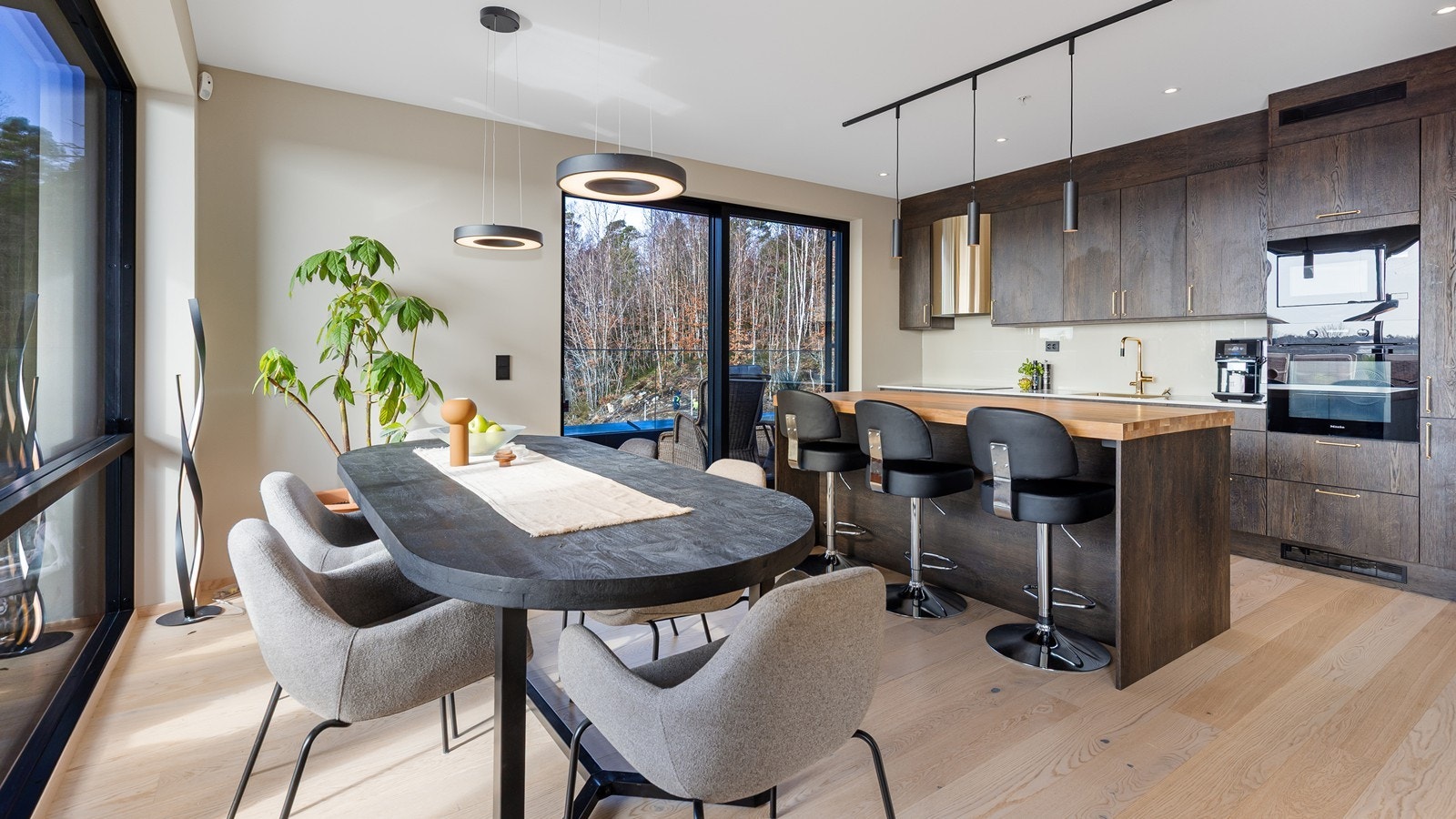 Leiligheten har høy standard med blant annet vannbåren varme i alle oppholdsrom Galleribilde