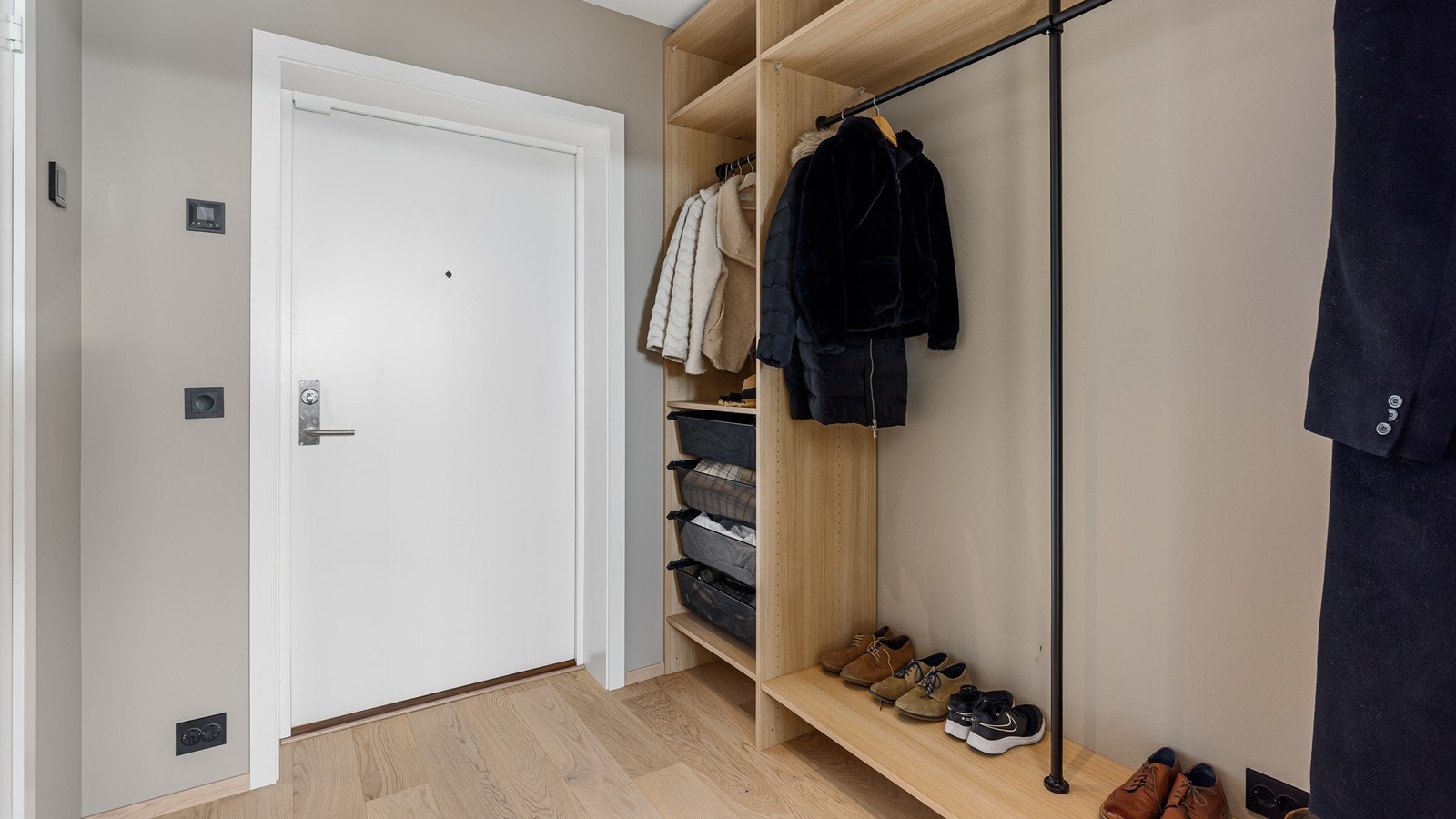 Gang med plassbygget garderobe Galleribilde