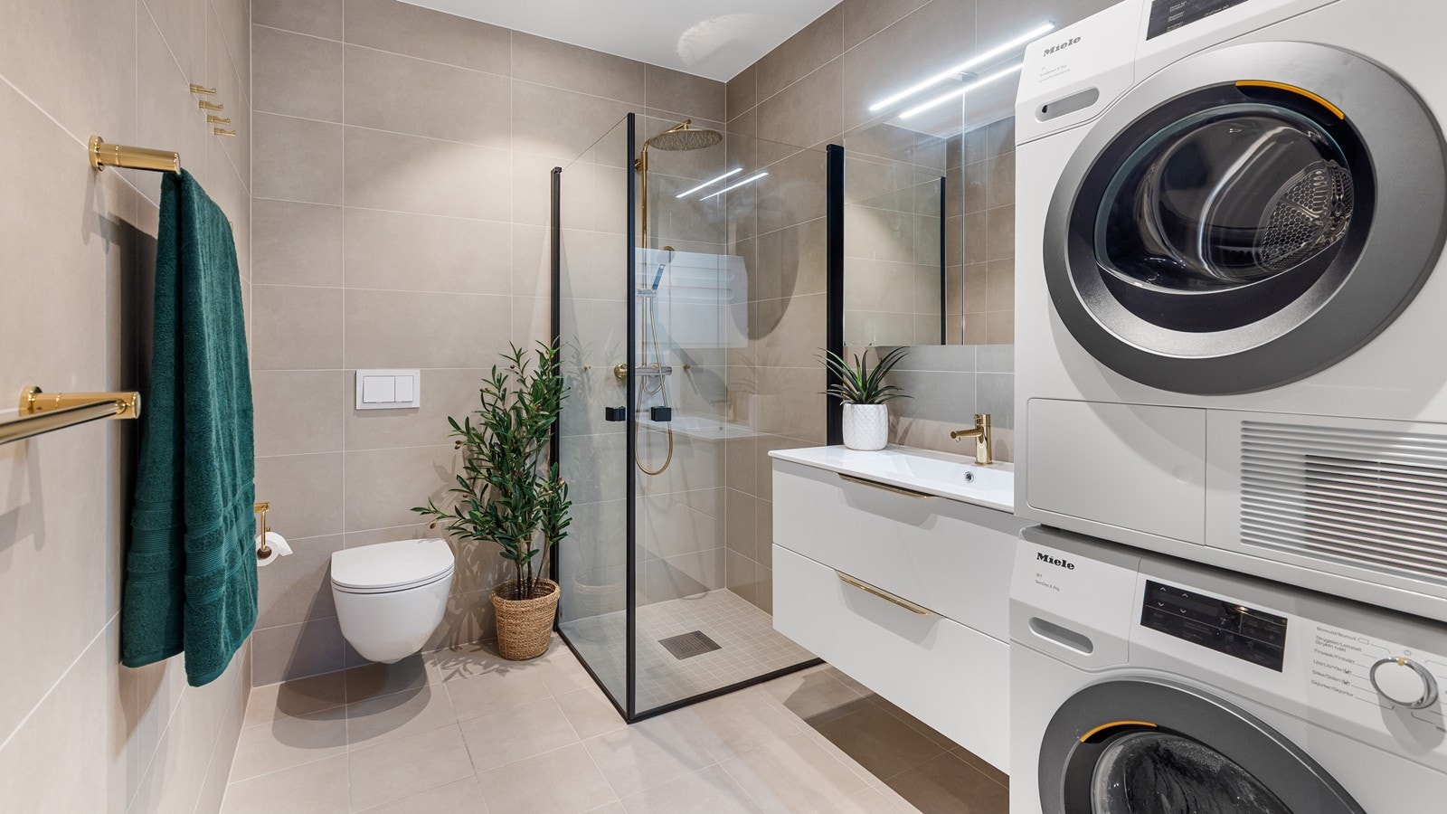 Det er opplegg for vaskemaskin og tørketrommel på hovedbad Galleribilde