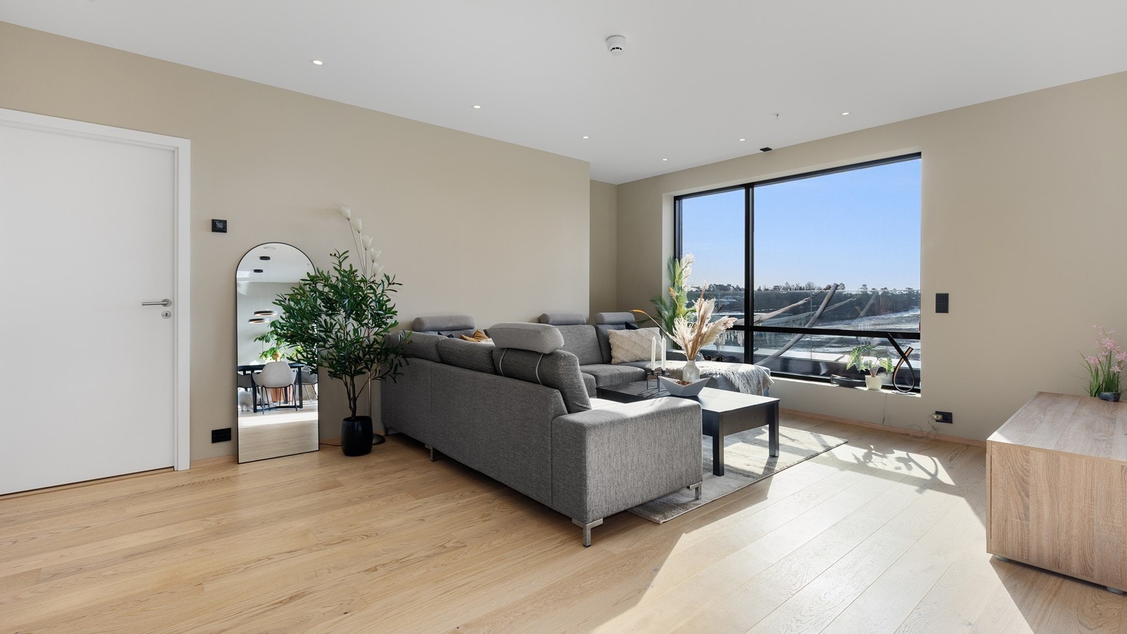 Romslig stue - med downlights Galleribilde