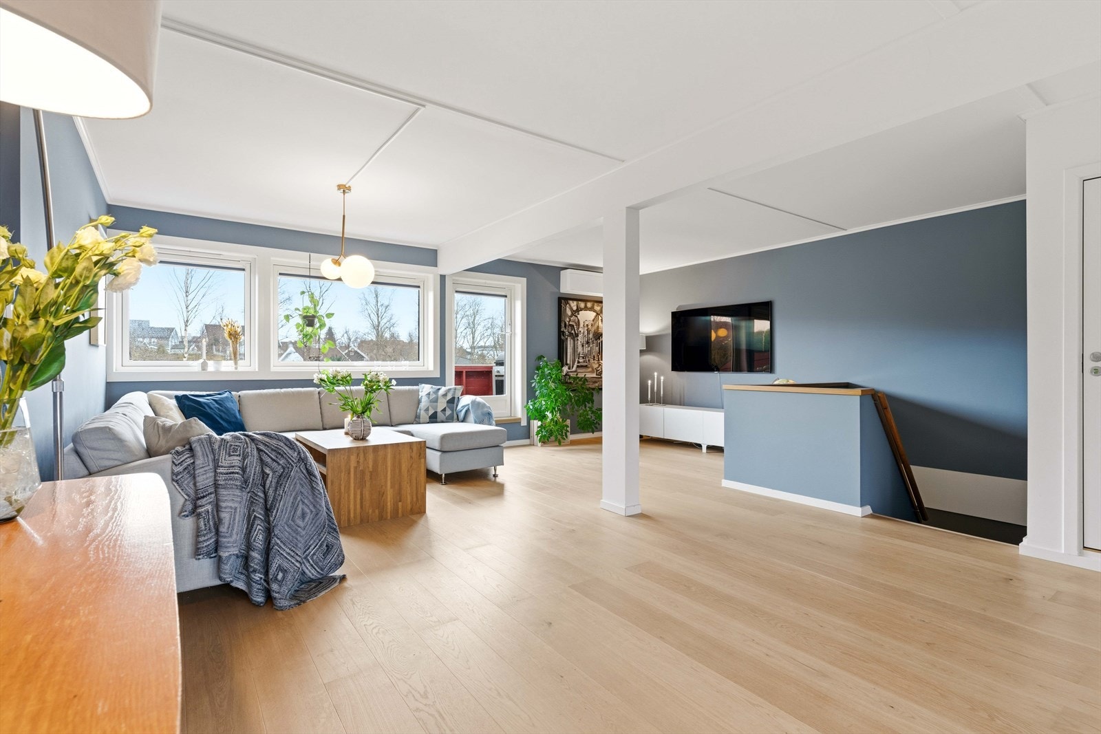 Alle vinduer og balkongdører i boligen er nye fra 2024, noe som sikrer god isolasjon og et moderne uttrykk. Galleribilde