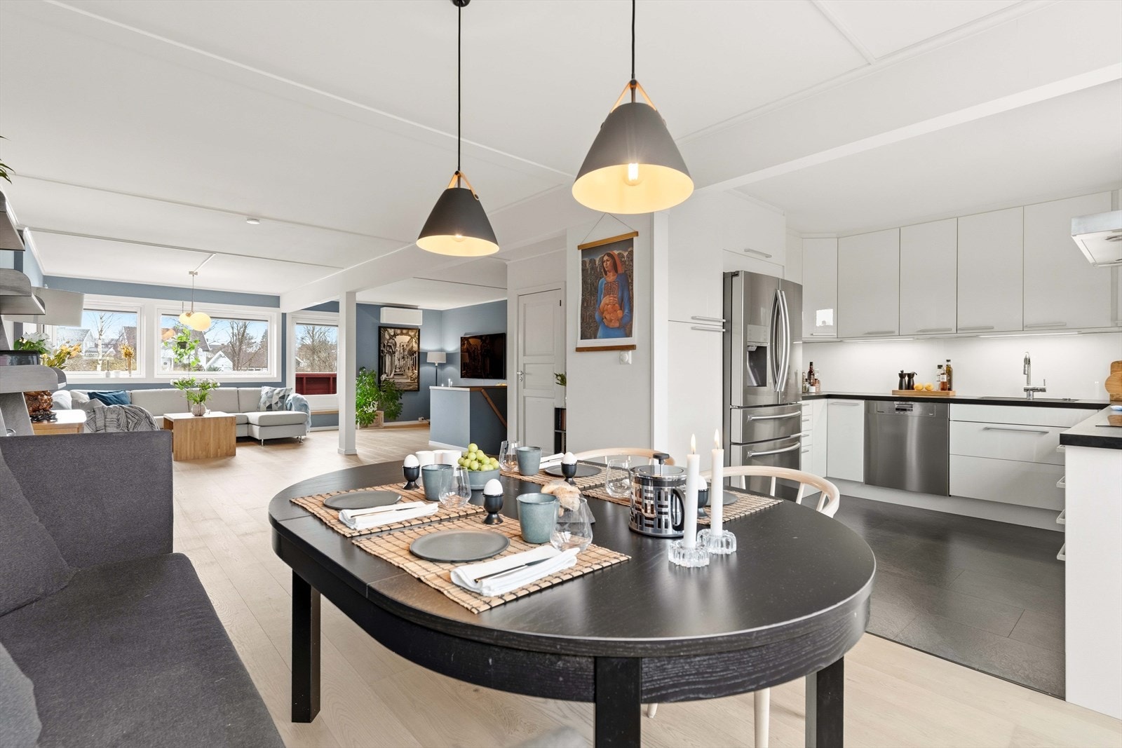 Den åpne løsningen i andre etasje binder sammen stue, spisestue og kjøkken i en sosial og luftig sone. Galleribilde