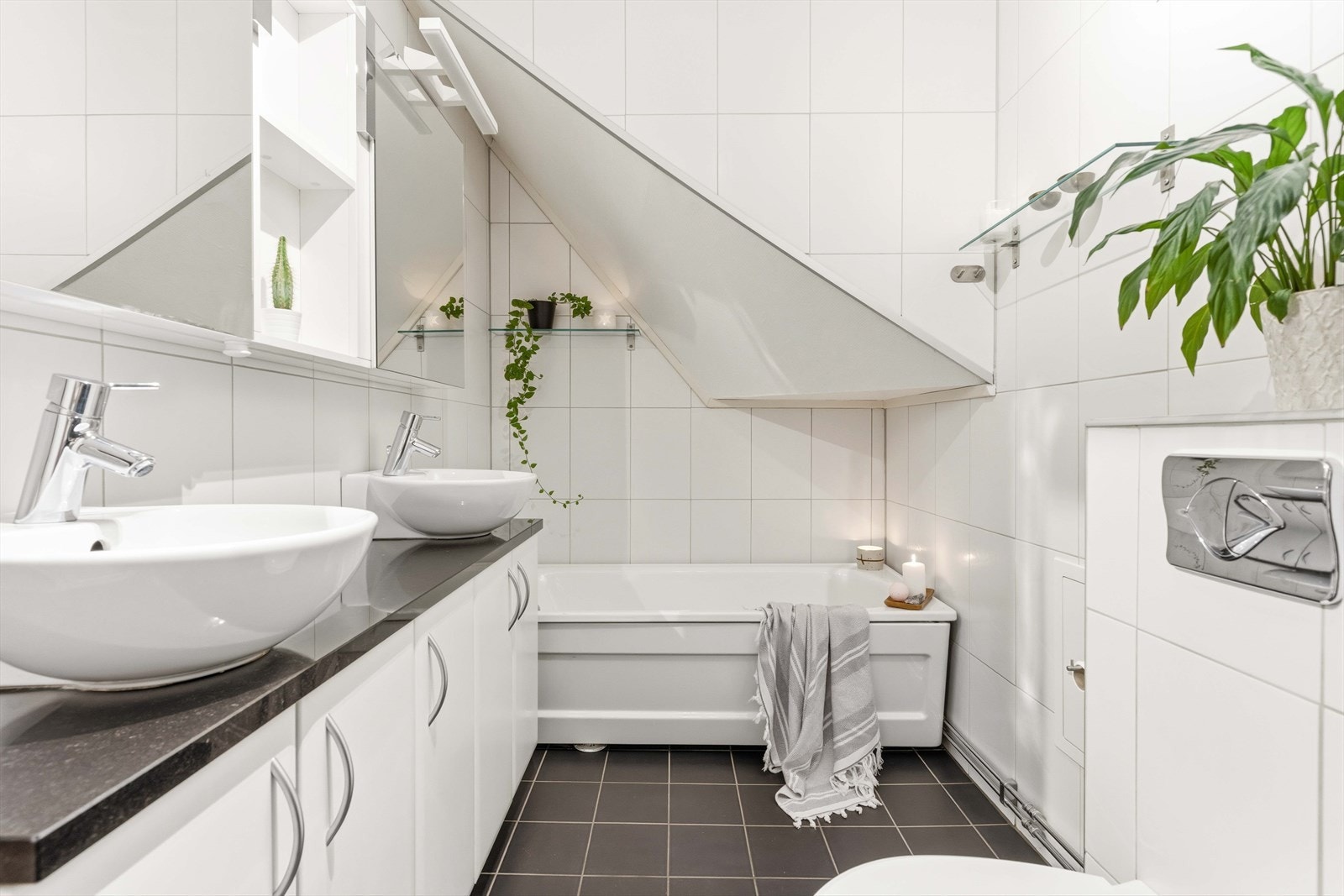 Her er det både badekar og en elegant servantseksjon med doble bolleservanter. Termostatstyrt gulvvarme gir god komfort. Galleribilde