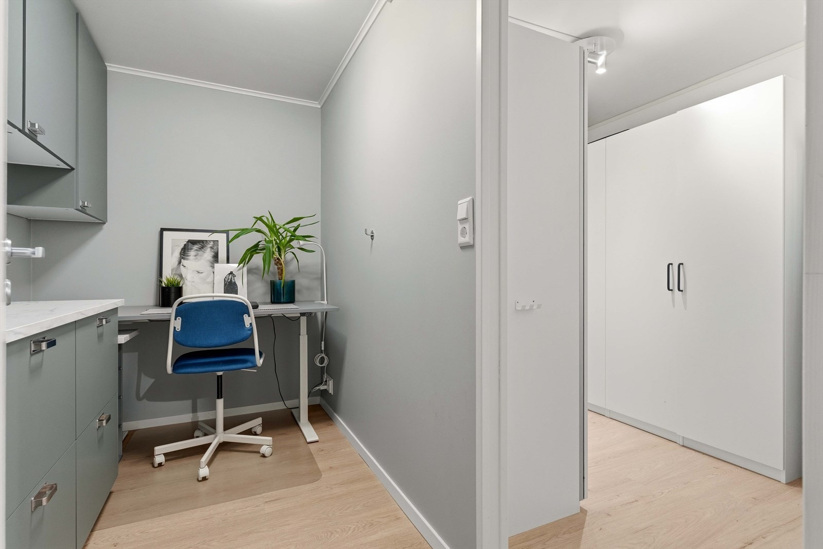 Praktisk innredet rom som i dag fungerer som kontor og walk-in closet, med god lagringsplass. Galleribilde