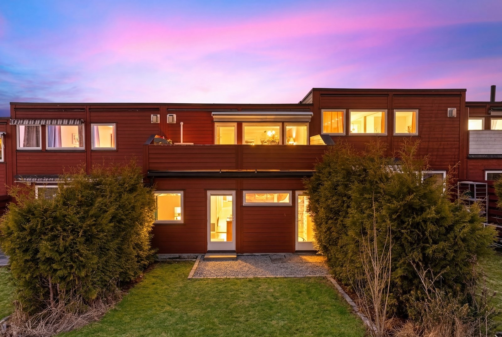 Boligen har en høy og luftig plassering med lite innsyn. Her fra baksiden ser man utgangen til hagen fra første etasje. Galleribilde