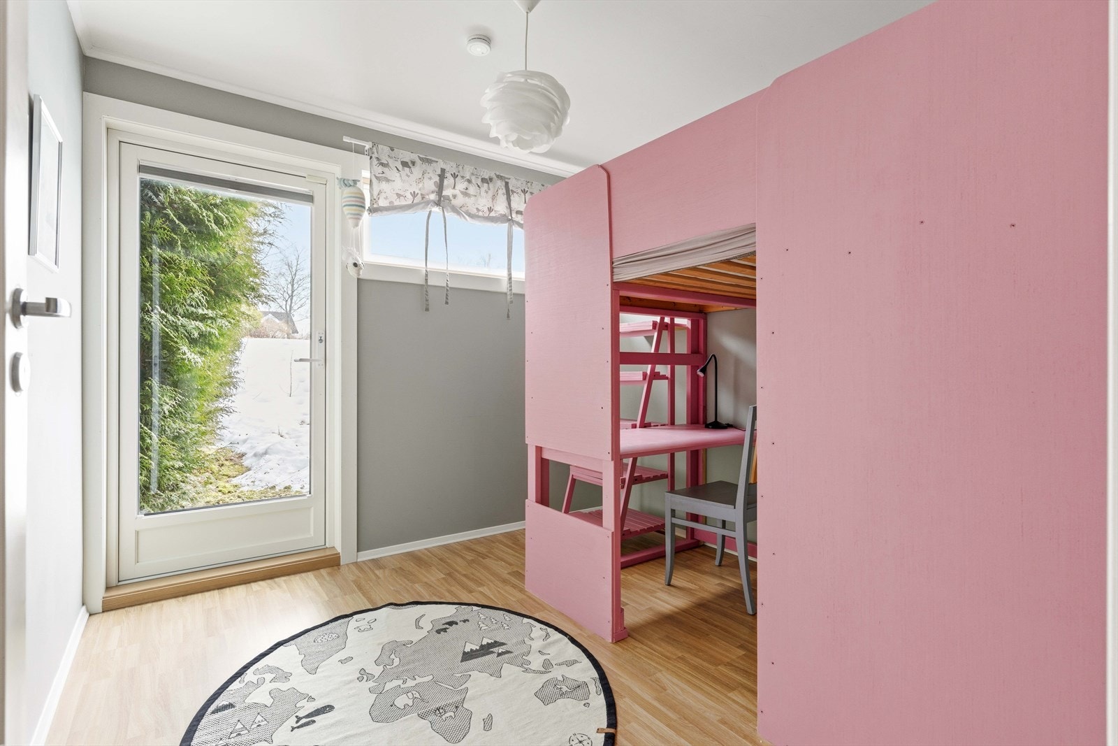 Også dette soverommet har gulvvarme og en ny dør ut til hagen, installert som en del av oppgraderingene i 2024. Galleribilde