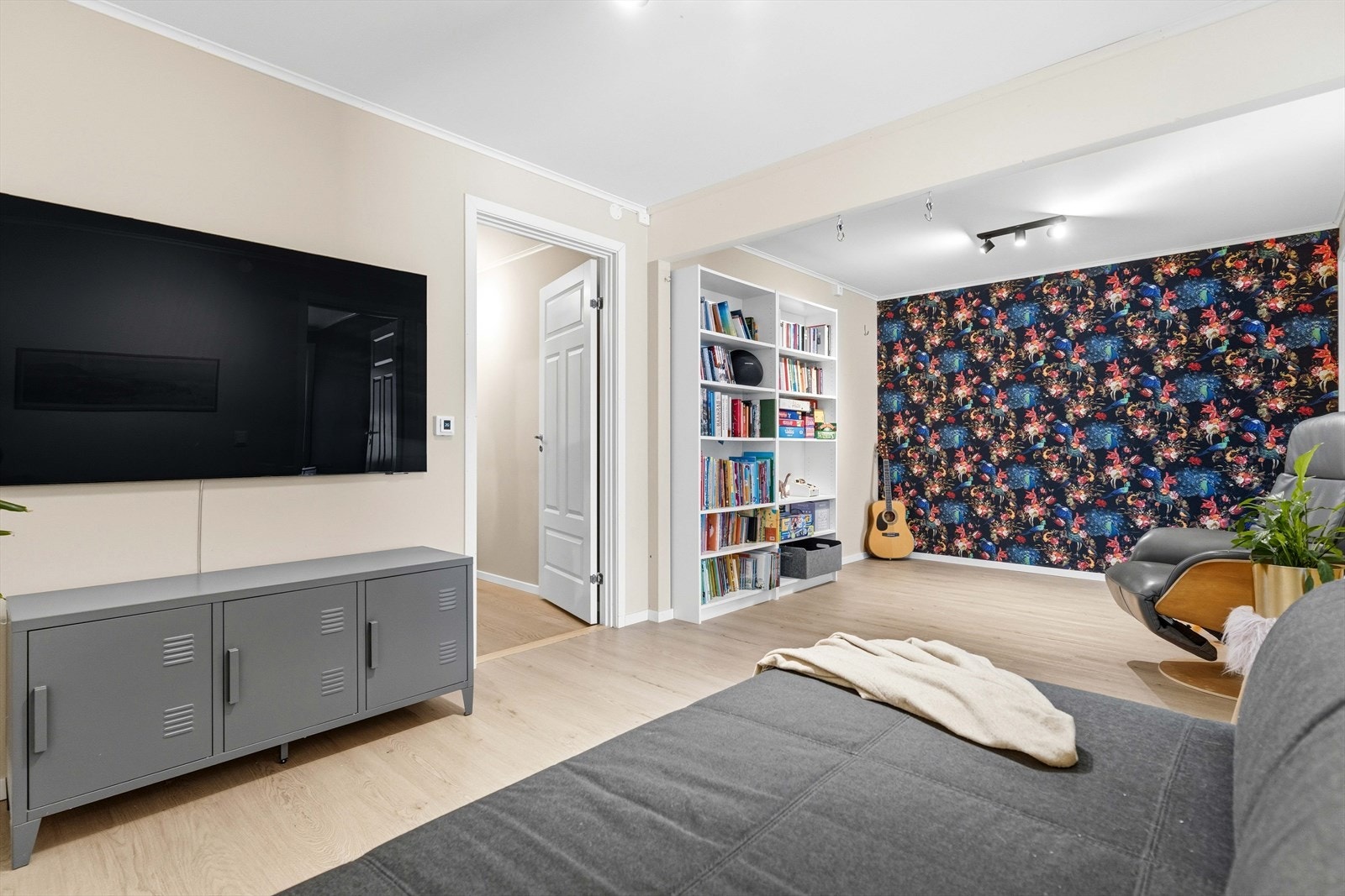 Rommet er en del av et tilbygg som gir boligen ekstra volum og fleksibilitet i hverdagen. Galleribilde