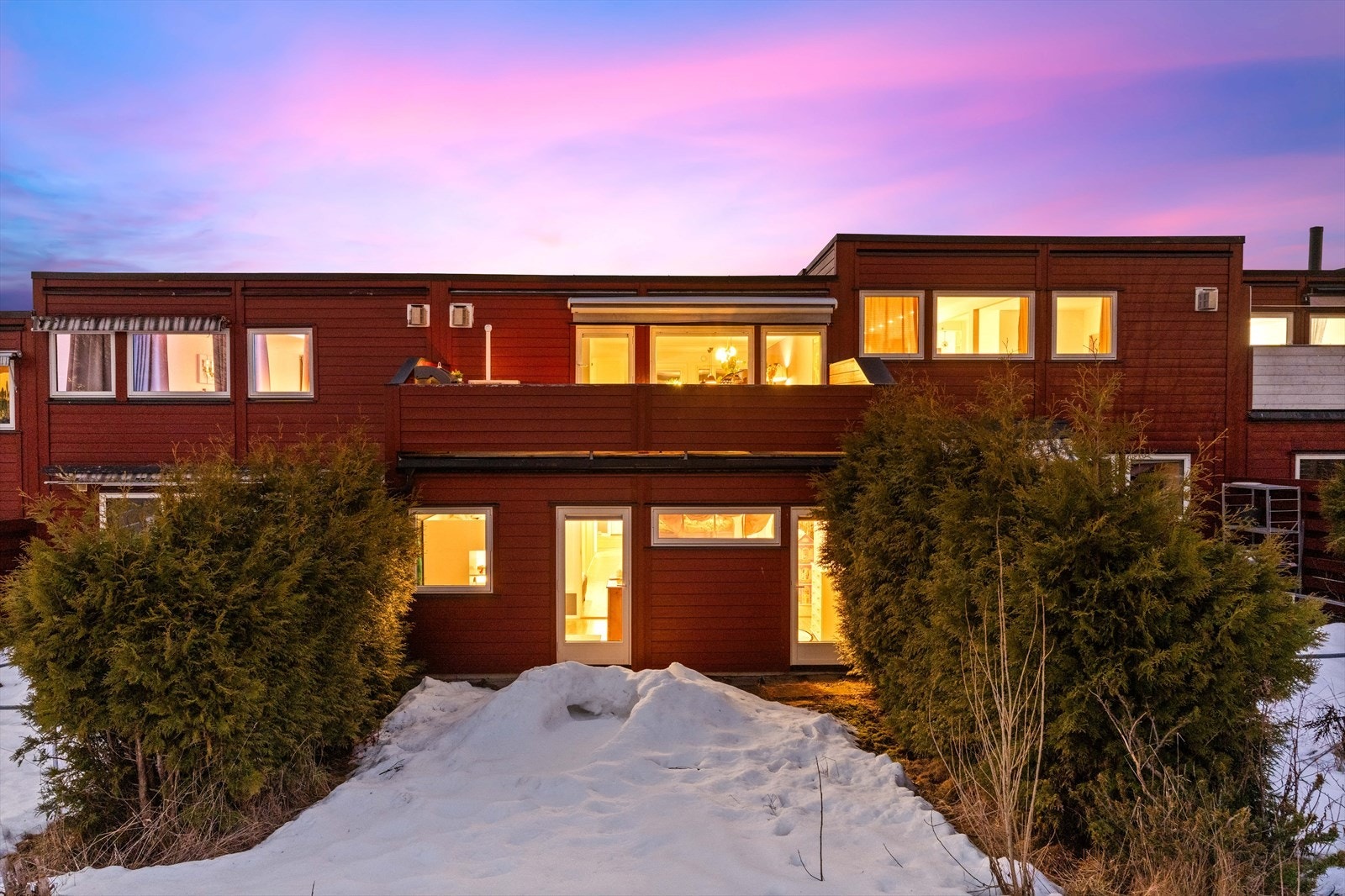 Fra første etasje er det utgang til hagen, som ligger i et rolig og bilfritt område. Galleribilde