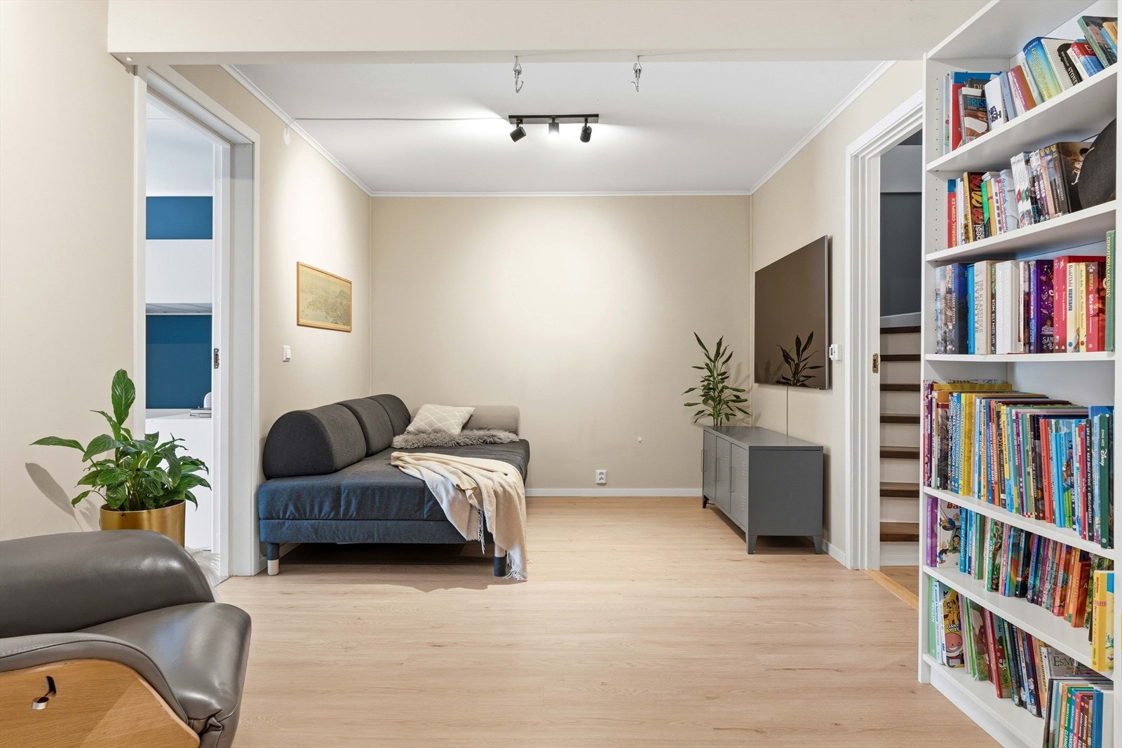 Gjennomgående 1-stavs parkett og lyse, glatte vegger skaper en god base for innredning. Galleribilde