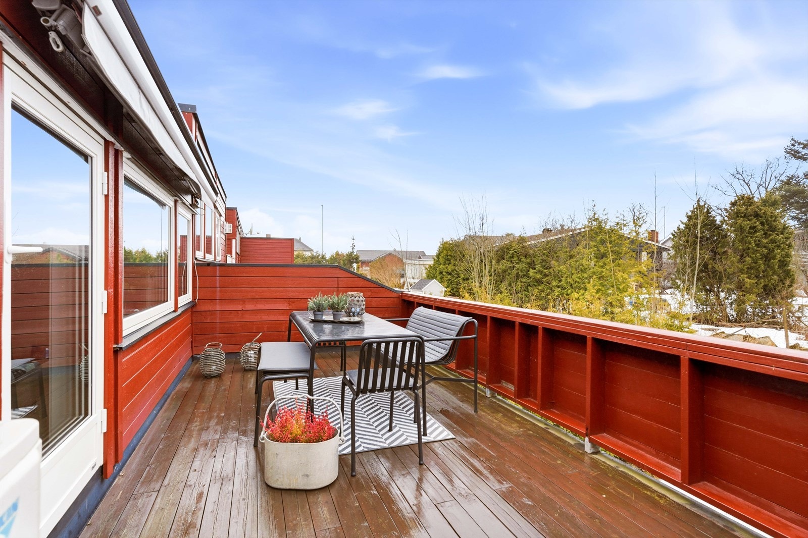 Begge uteplassene i andre etasje ble utstyrt med nye elektriske markiser i 2019. Galleribilde