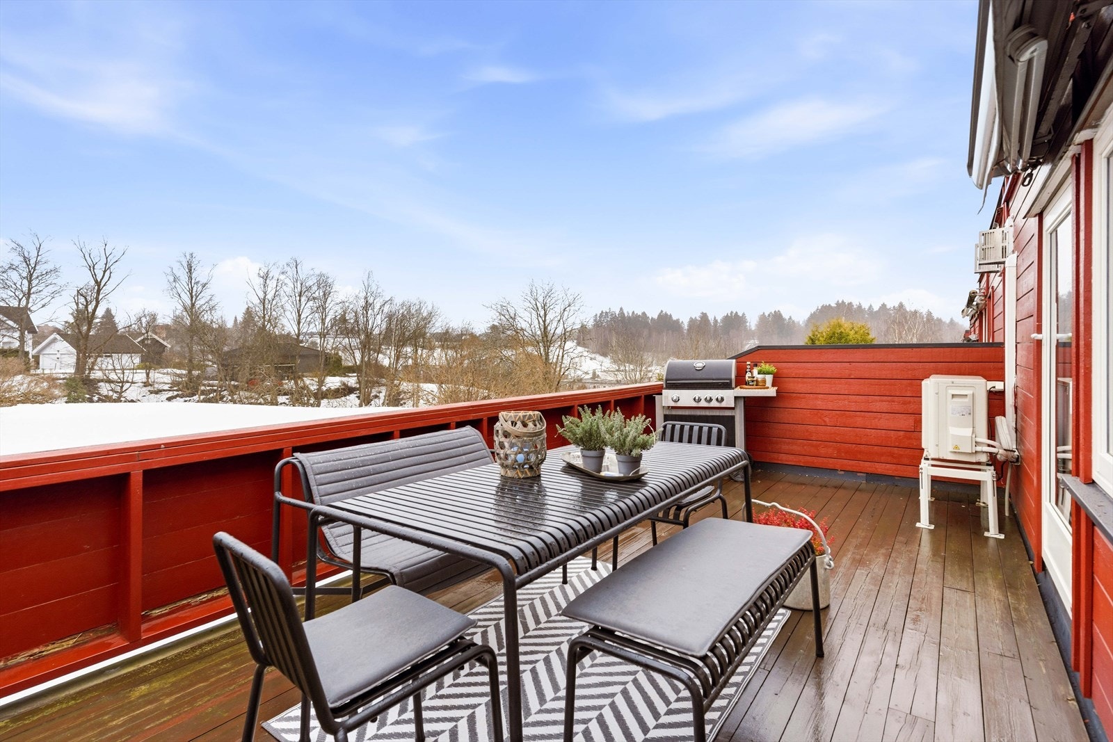 Balkongen med utgang fra stuen er på ca. 17,1 m² og har god plass til utemøbler. Galleribilde