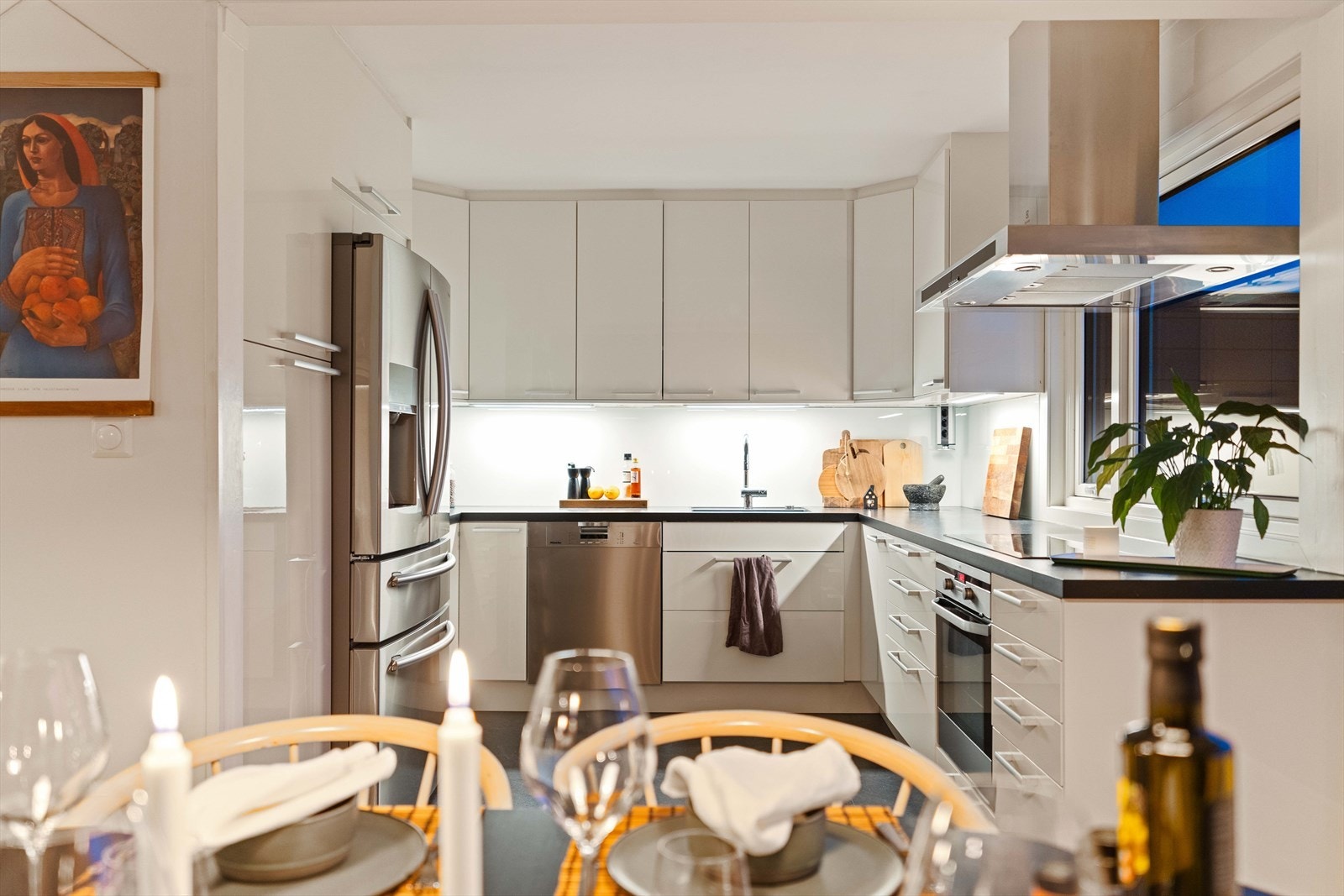 LED-lys under overskapene gir godt arbeidslys på kjøkkenbenken. Galleribilde