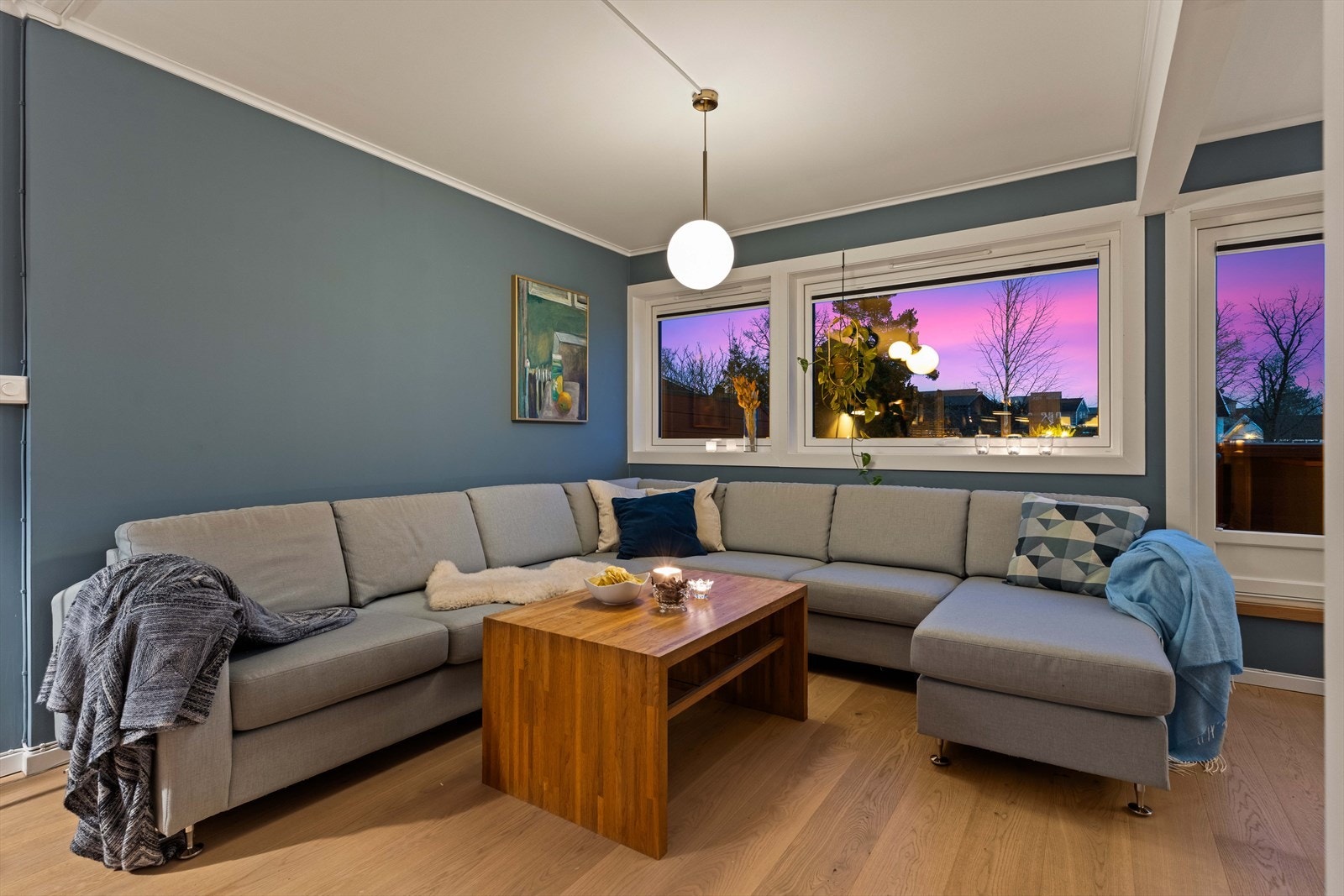 De store vinduene gir også en flott utsikt mot kveldshimmelen. Galleribilde