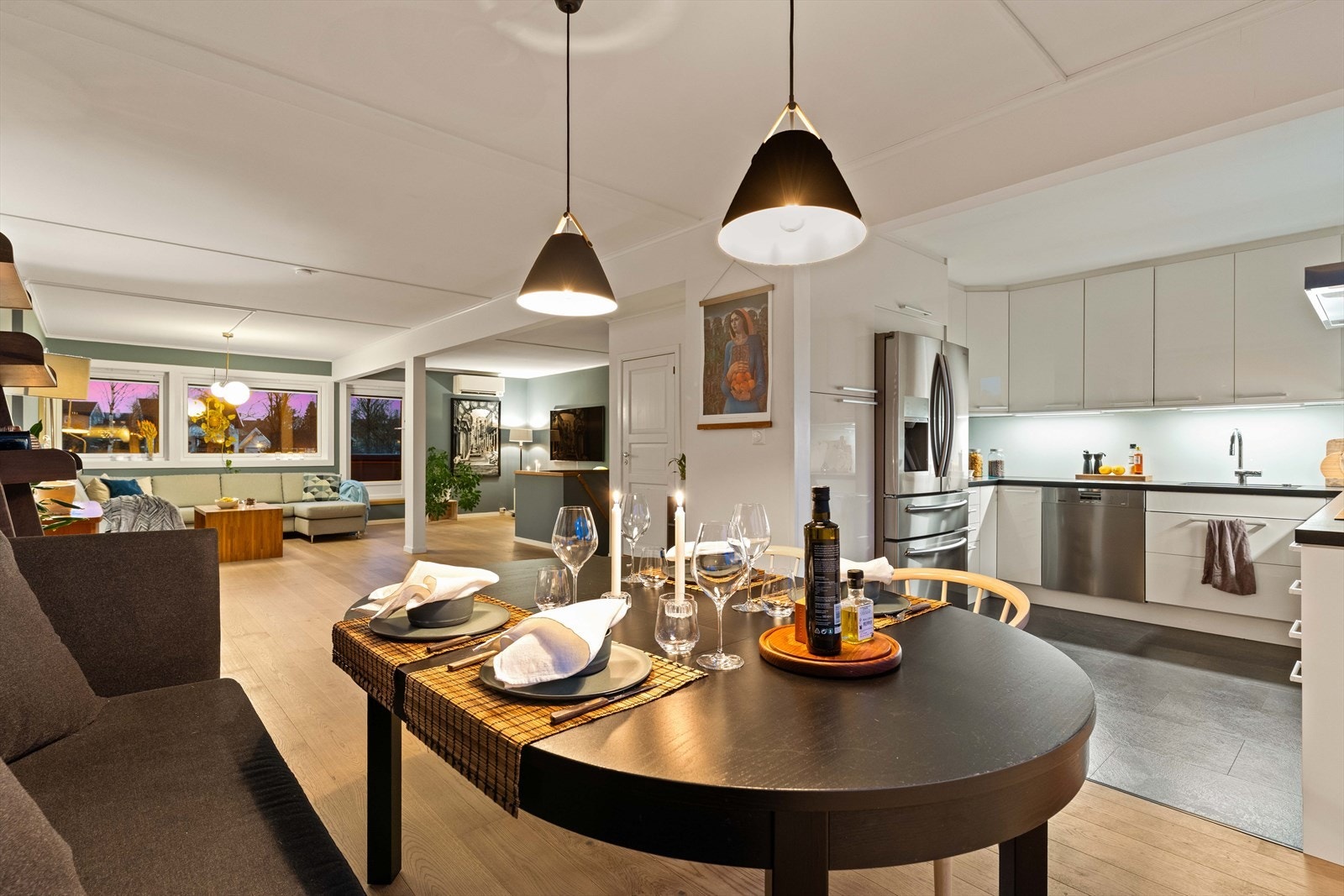 Den åpne planløsningen skaper en fin flyt mellom rommene, også etter mørkets frembrudd. Galleribilde