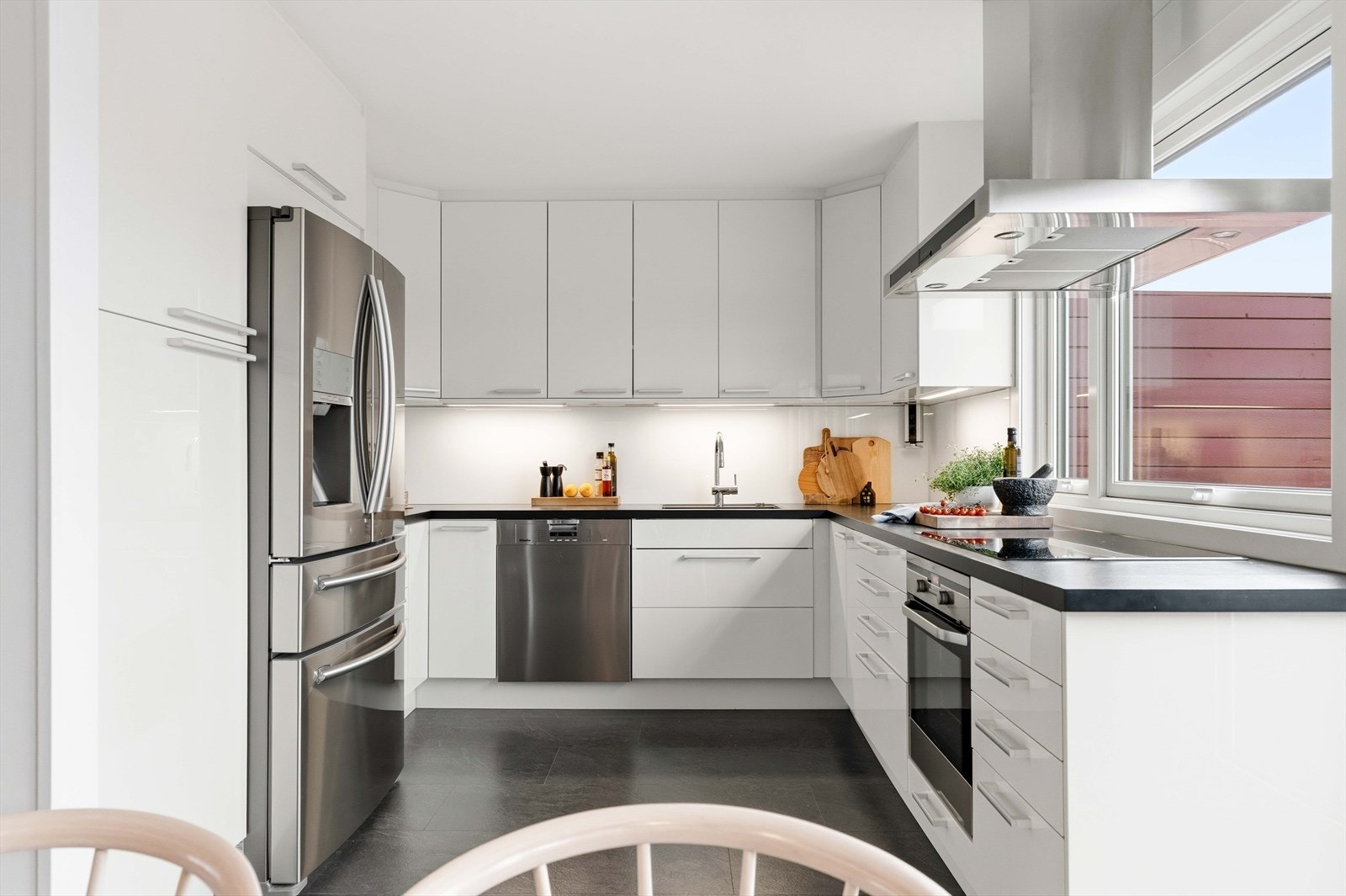 Kjøkkeninnredning fra Epoq (2015) med glatte, folierte fronter og laminatbenkeplate. Galleribilde