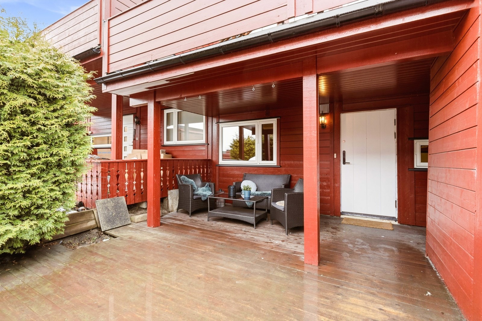 Den overbygde markterrassen ved inngangspartiet er på hele 32,3 m². Galleribilde