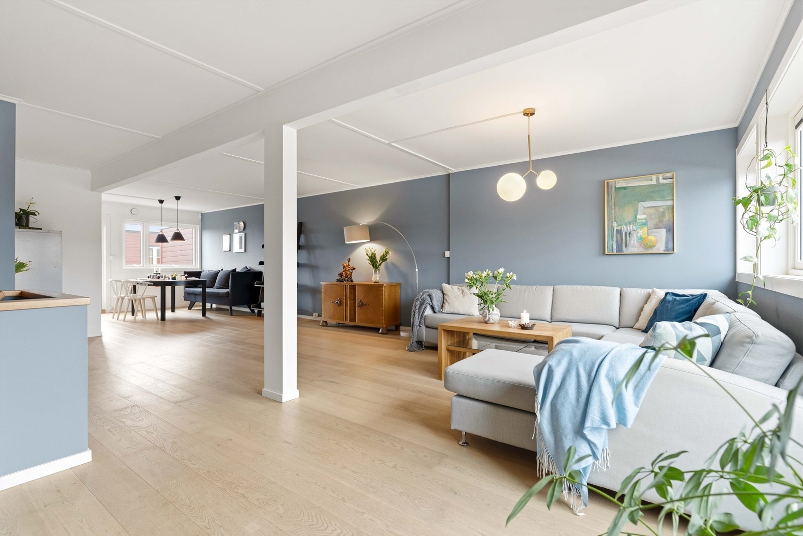 Gjennomgående 1-stavs eikeparkett fra 2018 og store vindusflater gir et helhetlig og lyst inntrykk. Galleribilde