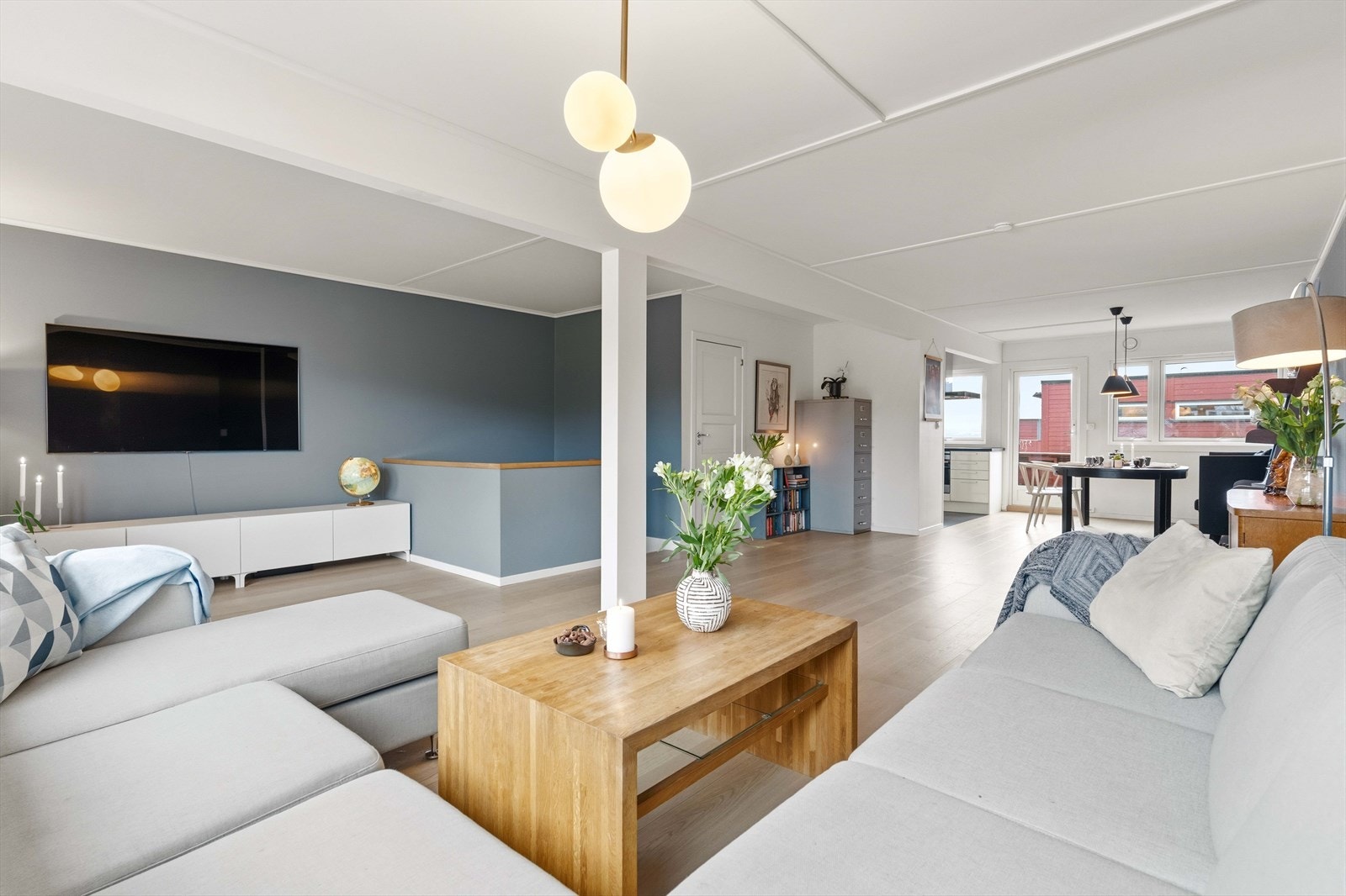 Her er det god plass til både en stor sofagruppe og en egen spisesone for sosiale sammenkomster. Galleribilde