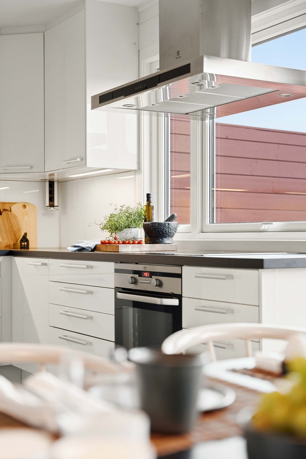 Integrert platetopp og stekeovn, med mekanisk kjøkkenventilator over kokesonen. Galleribilde