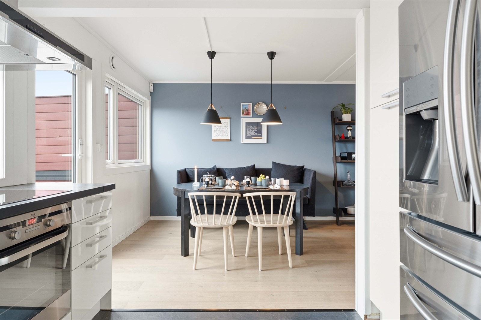 Spisestuen er en naturlig del av den åpne sonen, med kort vei til kjøkkenet. Galleribilde