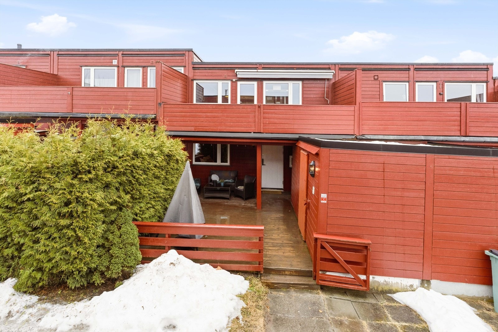 Rekkehuset er vesentlig oppgradert og tilbygget de siste årene. Fasaden ble malt i 2022. Galleribilde