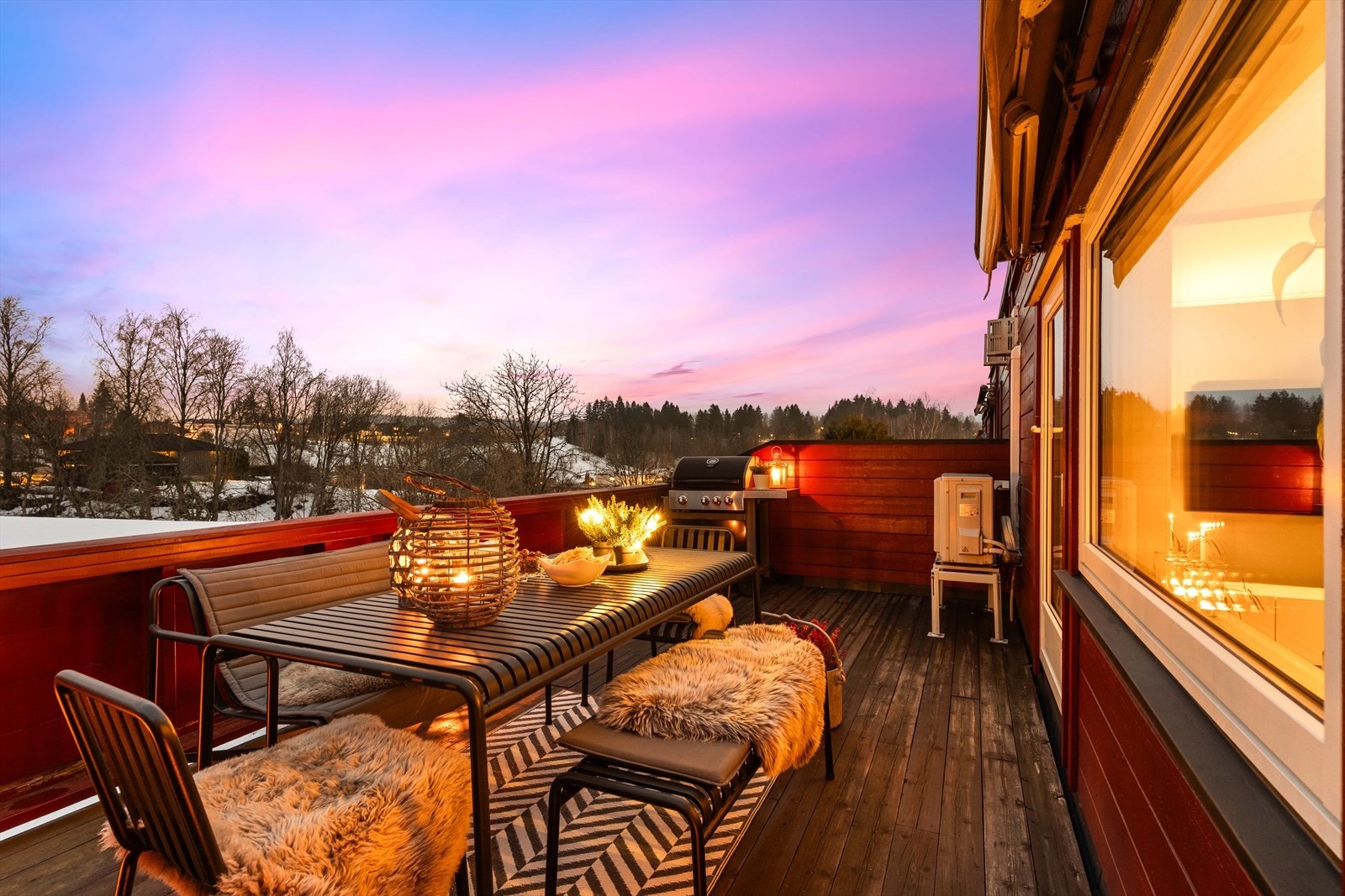 Boligen har gode solforhold, med sol på baksiden om morgenen og på fremsiden fra ettermiddag til kveld. Galleribilde