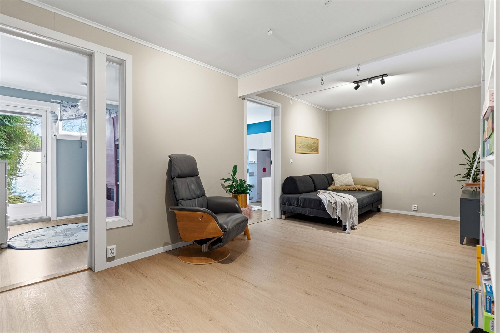 I første etasje finner du en ekstra stue med gulvvarme, ideell som TV-stue eller lekerom for barna. Galleribilde