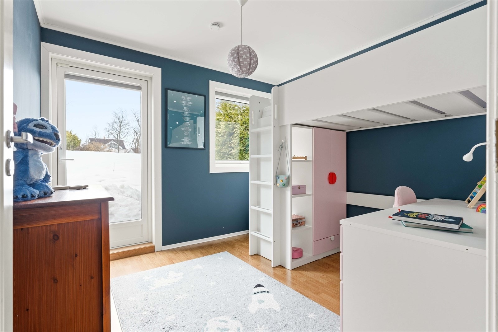 Et av tre soverom i første etasje. Dette rommet har gulvvarme og ny terrassedør fra 2024. Galleribilde