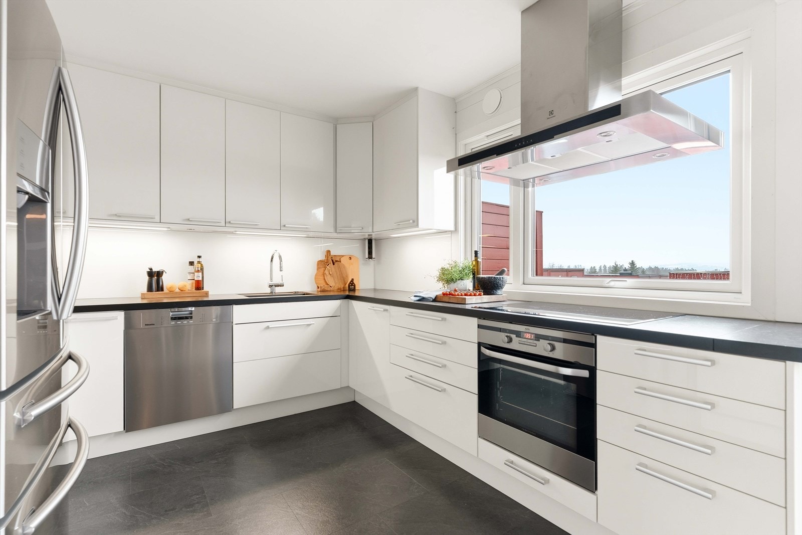 Godt med skap- og benkeplass, samt et frittstående kjøl/fryseskap med vanndispenser. Galleribilde