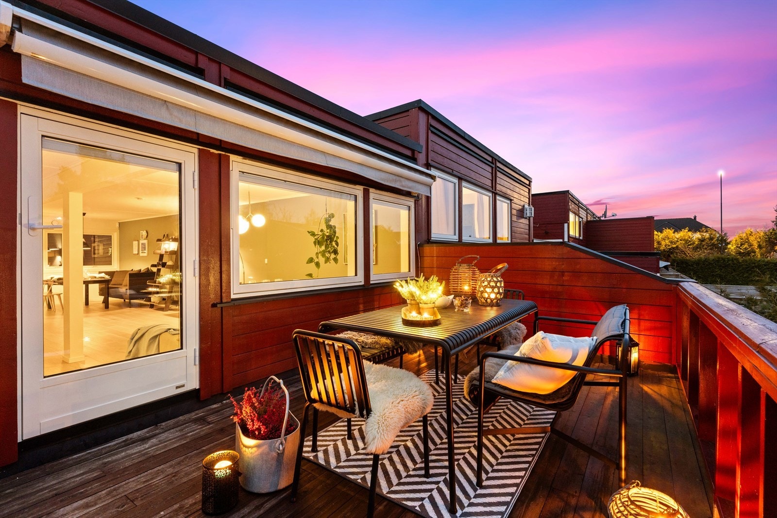 Rekkehuset ligger i et barnevennlig område med kort vei til skoler, barnehager og offentlig transport. Galleribilde