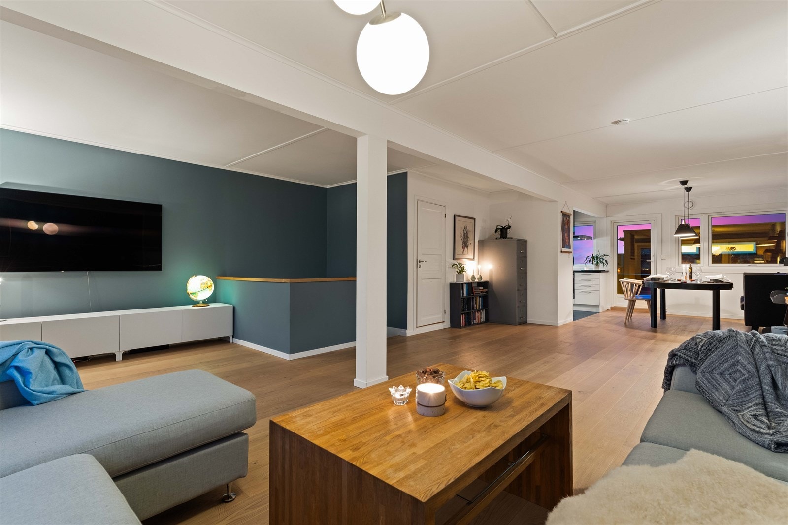 Etasjen er designet for sosialt samvær, med god oversikt og flere soner for ulike aktiviteter. Galleribilde