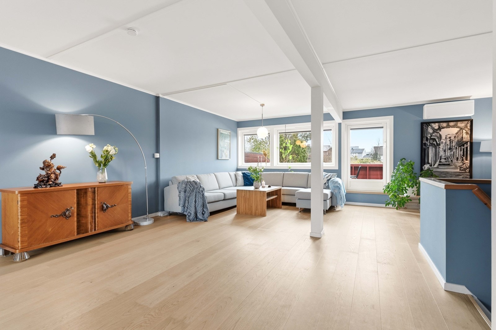 Stuen varmes effektivt opp med en Daikin luft-til-luft varmepumpe, installert i 2020. Galleribilde