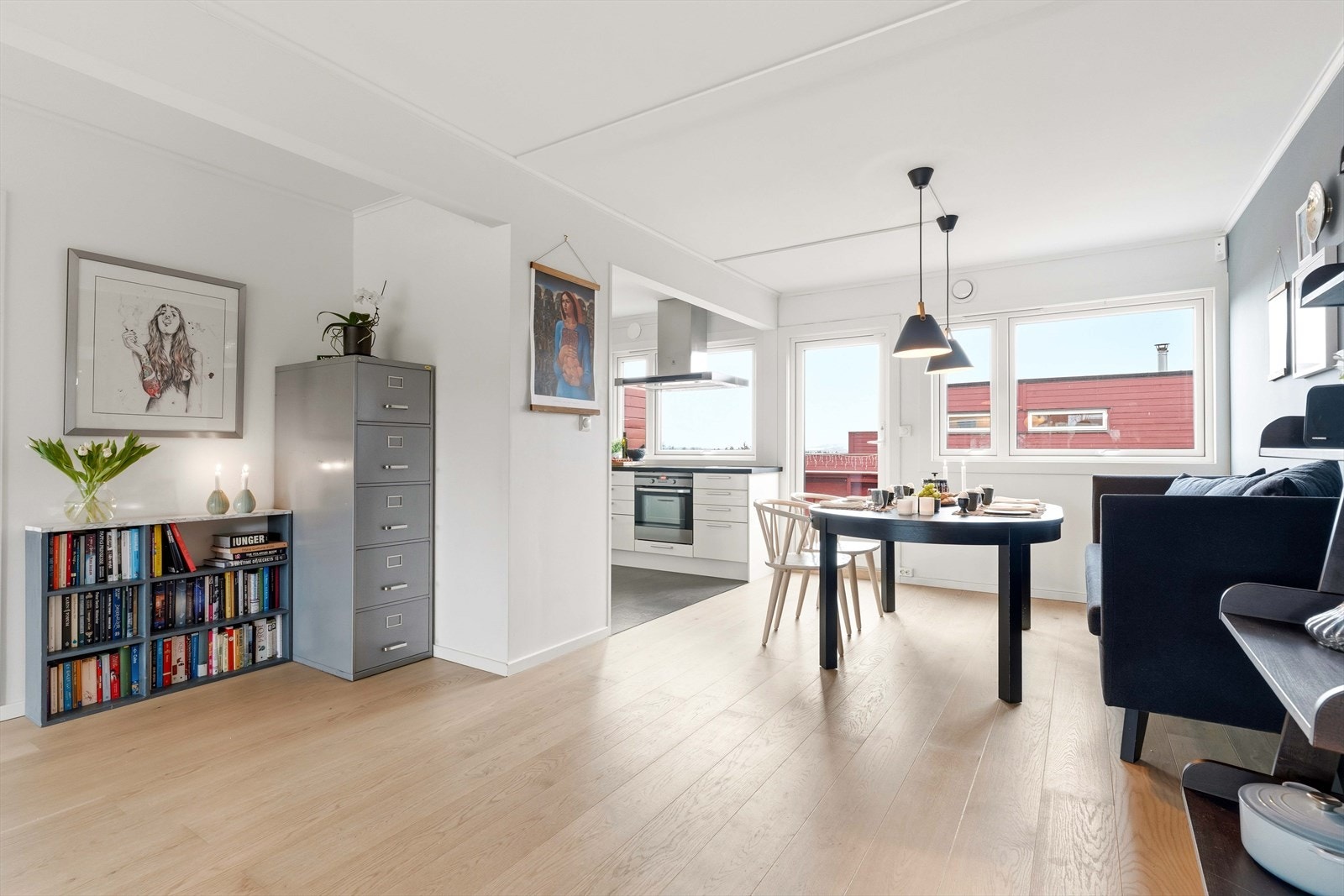 Fra spisestuen er det direkte utgang til en av etasjens to romslige balkonger. Galleribilde