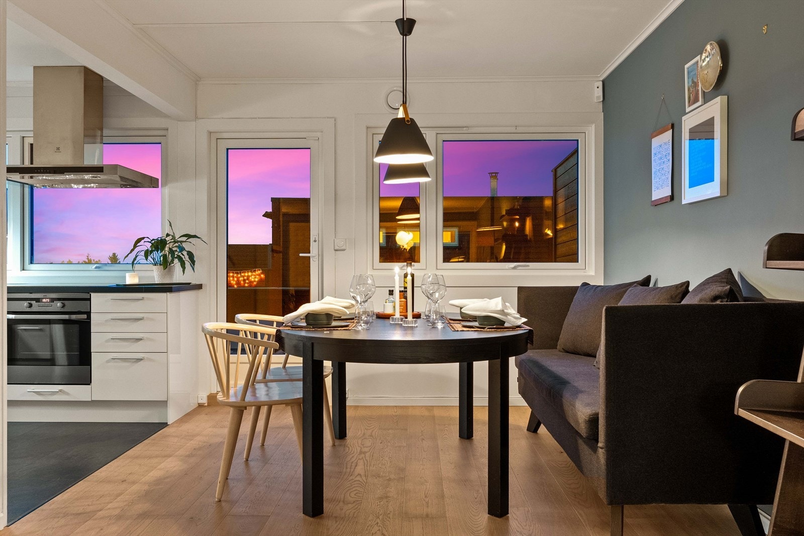 På kveldstid skapes en lun og hyggelig atmosfære i den åpne stue- og kjøkkenløsningen. Galleribilde