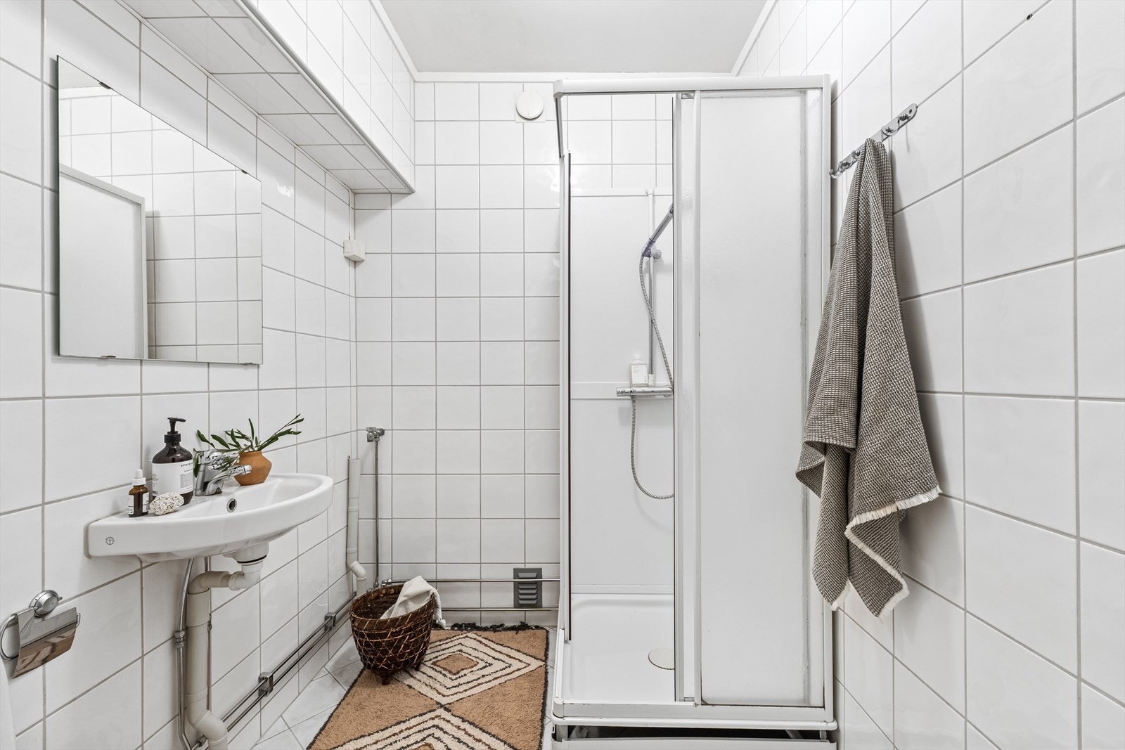 Helfliset bad med elektriske varmekabler - uvisst funksjon på disse. Galleribilde