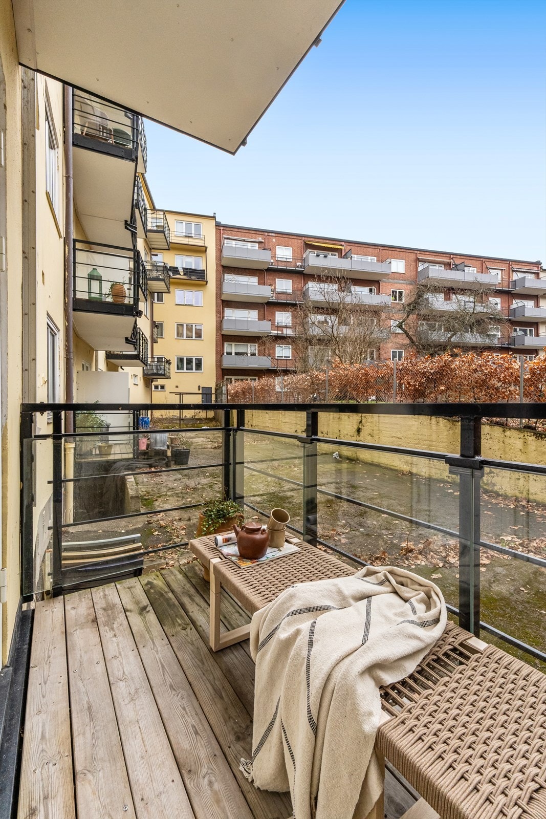 Balkongen vender mot bakgård. Galleribilde