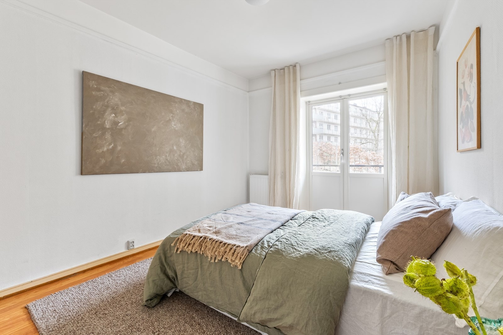 Fra soverommet er det adkomst til sjarmerende balkong på 3 m². Galleribilde