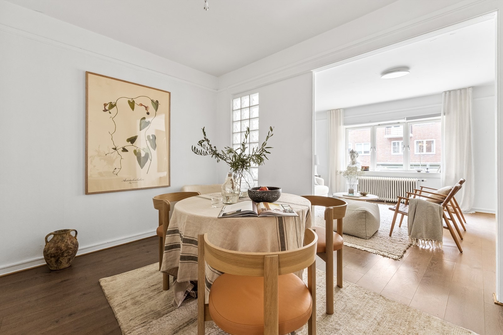 Møbleringsvennlig stue som fint kan innredes etter eget ønske og behov. Galleribilde