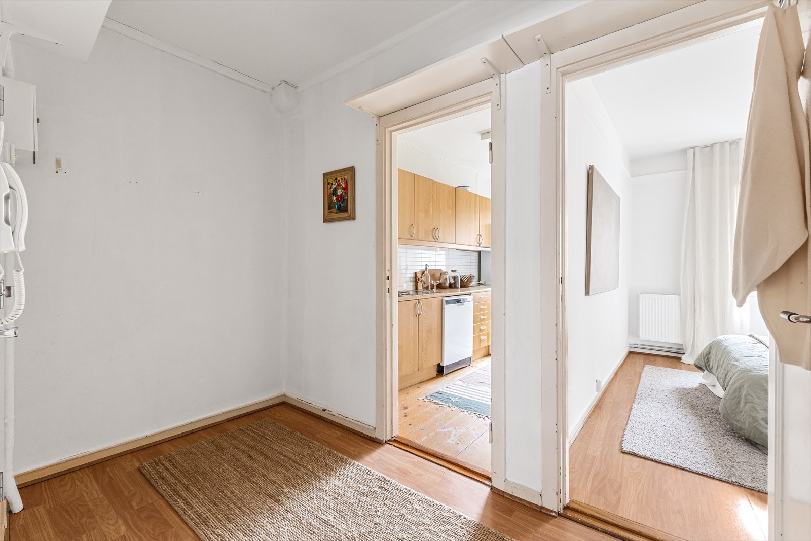 Det er plass til etablering av garderobeskap i entréen for oppheng av yttertøy. Det er dørcallingsanlegg i bygget med porttelefon ved inngangsdøren. Galleribilde