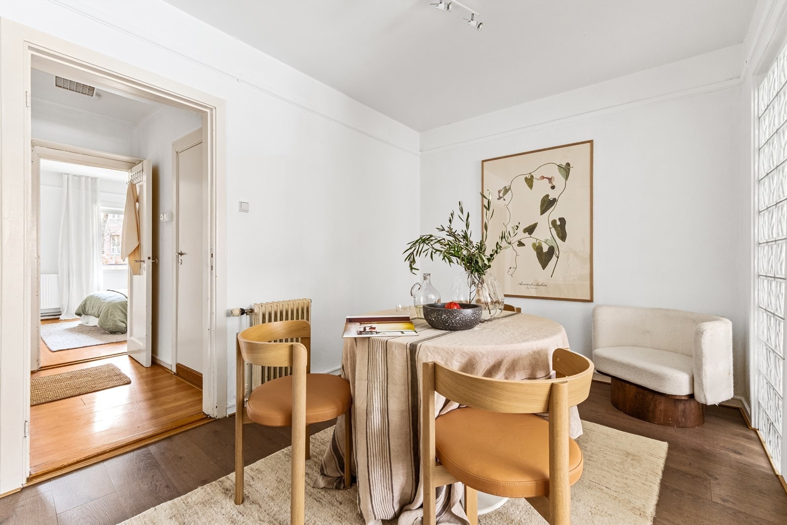 Forstue/spisestue med god plass til romslig spisebord hvor hele familien og venner kan samles. Galleribilde