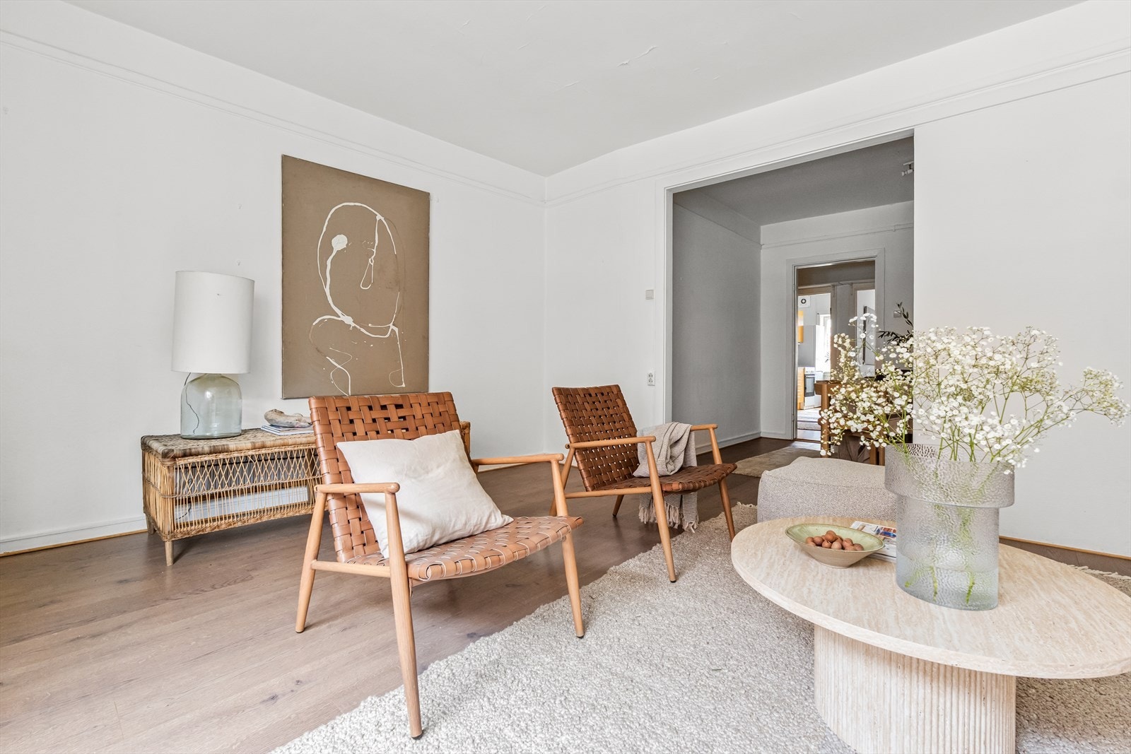 Innvendig oppleves leiligheten svært lys og luftig med store vindusflater som slipper inn rikelig med dagslys. Galleribilde