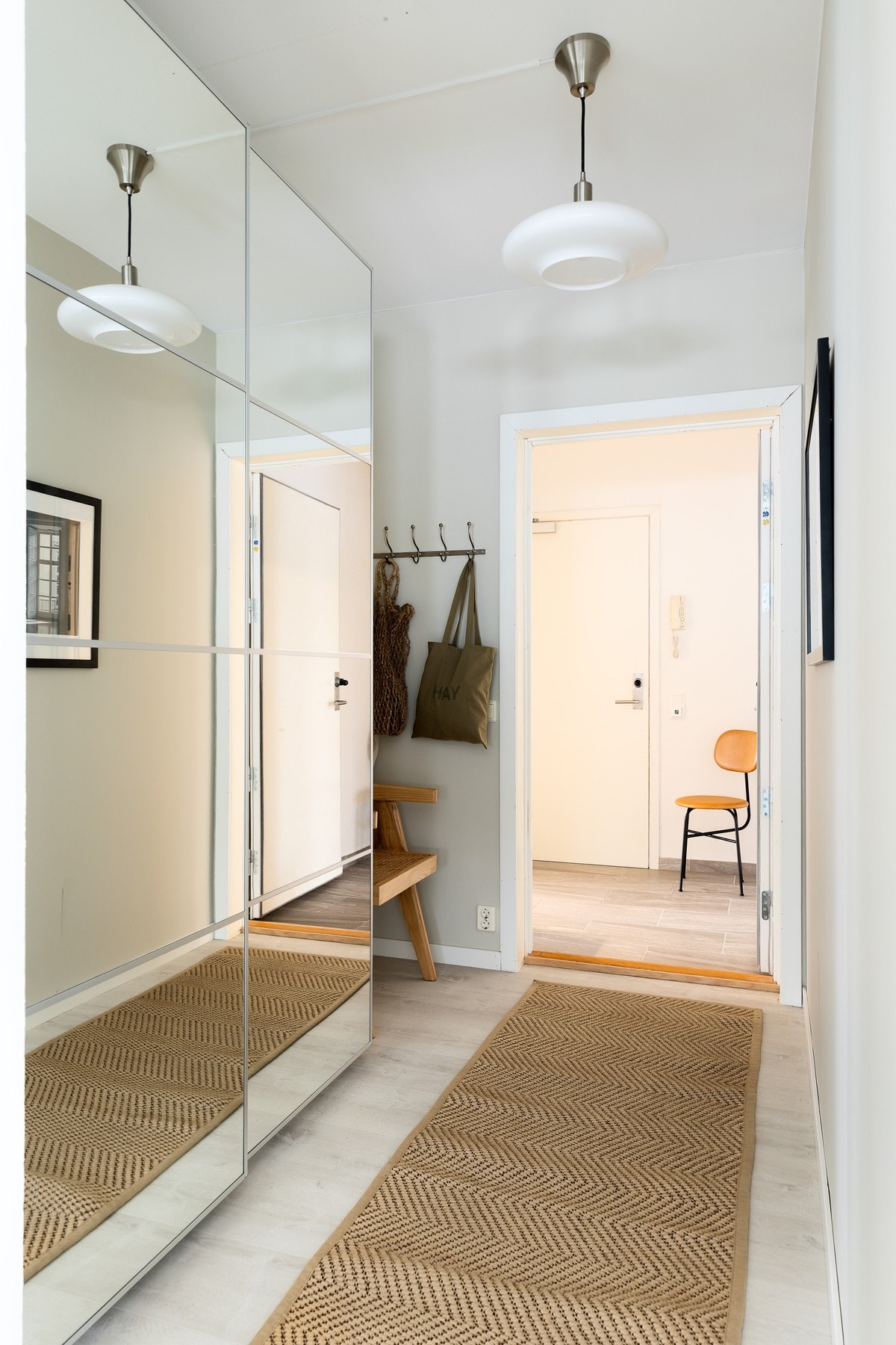 Sett fra gang i hoveddel mot felles entré. Entreen er flislagt med varmekabler i gulvet. Galleribilde