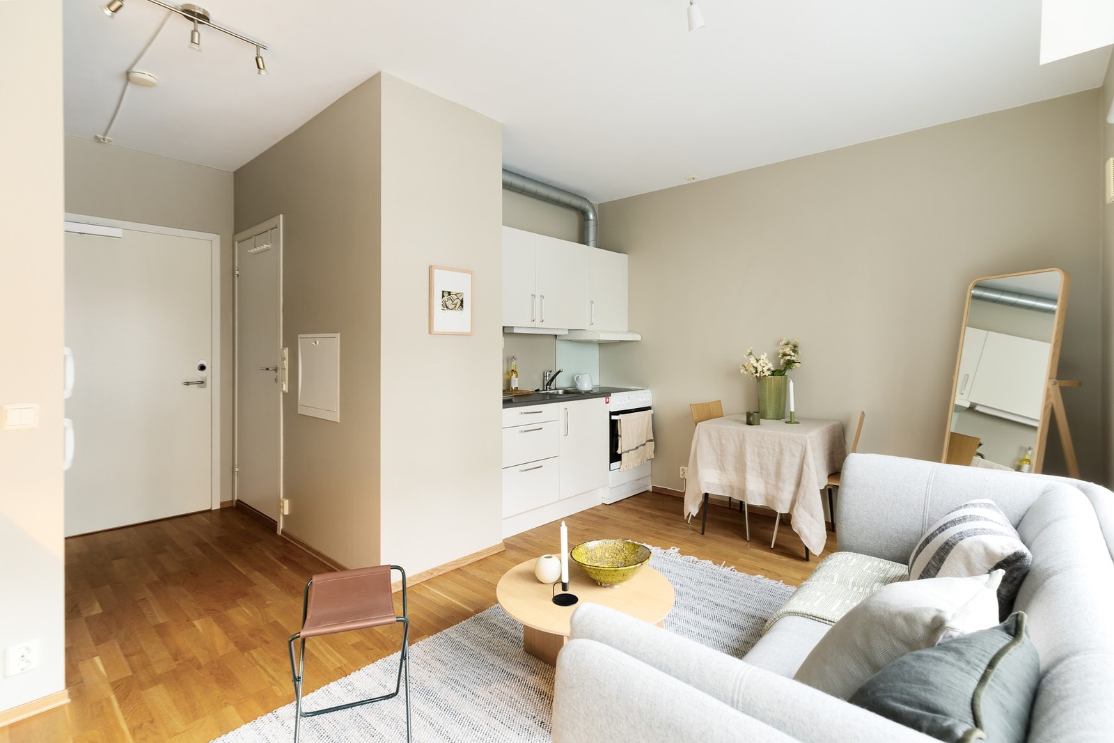 Via felles entré har man tilgang til leilighetens separate del. Galleribilde